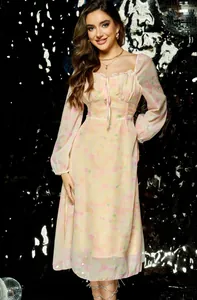 Elegante vestido vintage de flores con manga larga y escote francés en tonos pastel suaves