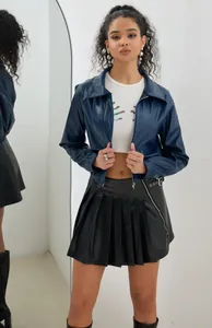 Détail rapproché d'une veste courte en similicuir bleu marine avec fermeture éclair.