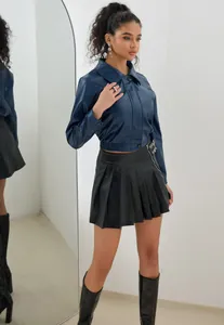 Vue détaillée d'une veste courte en cuir PU bleu marine avec un design moto rétro.