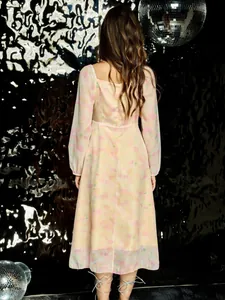 Vista trasera de un vestido floral vintage francés de manga larga con estampado pastel.