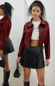 Vue détaillée d'une veste courte en similicuir bordeaux tendance avec fermeture éclair rétro.