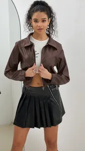 Vue détaillée de la veste en cuir PU marron avec mini-jupe plissée noire
