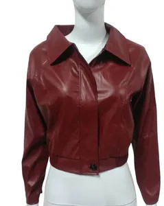 Vue de face d'une veste de motard courte en similicuir bordeaux au style vintage