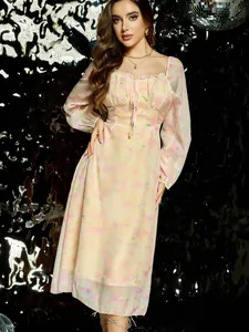 Elegante vestido midi de flores estilo vintage francés con manga larga y cuello cuadrado
