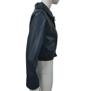 Vue latérale d'un blouson court en cuir PU bleu marine vintage avec détail d'ourlet côtelé