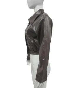 Vue latérale d'un blouson court en cuir PU marron vintage pour femme style biker