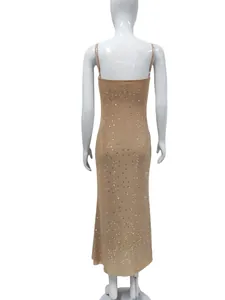 Vista trasera de un elegante vestido largo color champán con pedrería en un maniquí