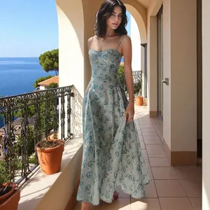 Elegantes Maxikleid mit Blumenmuster und schmal geschnittenem Mieder auf dem Balkon
