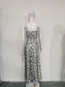 Rückansicht eines süßen Maxikleids mit Blumenmuster und schmaler Silhouette.