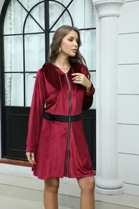 Vestido de terciopelo con capucha y cremallera en color rojo vino con manga larga.