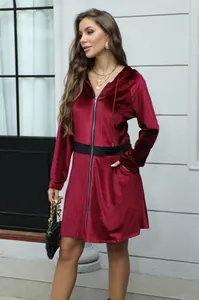 Detalle de vestido de terciopelo burdeos con capucha, cremallera y cinturilla negra