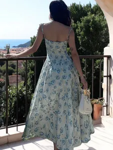 Süßes geblümtes Spaghettiträgerkleid mit tailliertem Schnitt für einen Sommerlook.