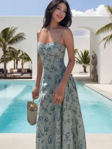 Sommerliches Blumen-Trägerkleid in figurbetonter Passform am Pool-Resort