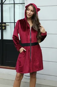 Vestido con capucha de terciopelo rojo con orejas de gato y corte entallado para mujer