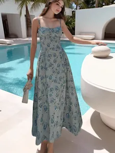 Elegantes hellblaues Maxikleid mit Blumenmuster und schmaler Passform für den Sommer