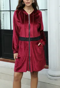 Detalle de un elegante vestido de terciopelo granate con capucha y manga larga con cremallera