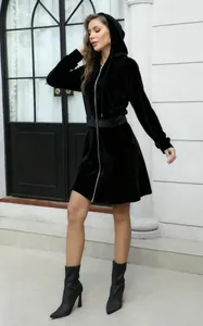 Vestido ajustado de terciopelo negro con capucha con orejas de gato y cremallera delantera
