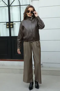 Chaqueta bomber de cuero sintético marrón con forro polar cálido en el modelo.