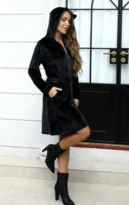 Vista lateral de vestido con capucha de terciopelo negro con orejas de gato y corte entallado