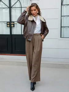 Vista completa de chaqueta retro de cuero sintético con cuello de piel y pantalón