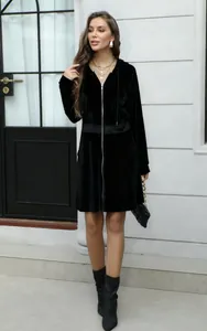 Vestido largo de terciopelo negro con capucha, orejas de gato y cremallera frontal