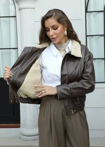 Vista detallada de chaqueta de cuero marrón para mujer con forro de piel de oveja