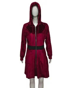 Vista frontal de un vestido de terciopelo burdeos con capucha, manga larga y banda negra