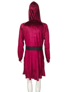 Vista trasera de un elegante vestido de terciopelo granate con capucha y cinturón negro