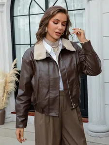 Vista detallada de chaqueta de cuero marrón para mujer con cuello de borreguillo