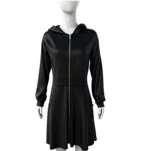 Vista frontal detallada de un vestido midi de terciopelo negro con capucha en un maniquí