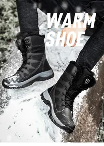 Gros plan de bottes de neige d'extérieur montantes noires avec doublure en fourrure