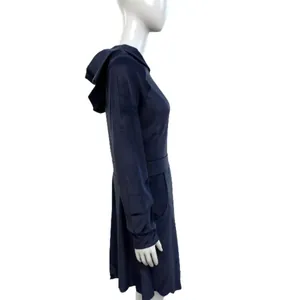 Perfil lateral de un vestido con capucha de terciopelo azul marino con orejas de gato