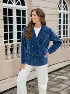 Vue détaillée d'un blazer croisé en velours côtelé bleu premium pour femme en extérieur