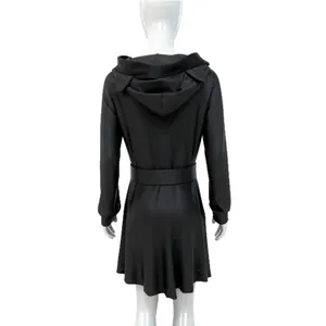 Vista trasera de vestido de terciopelo negro con capucha, orejas de gato y cinturón