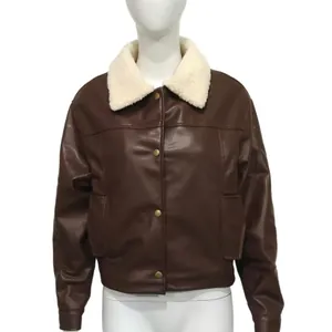 Vista frontal de una chaqueta de cuero sintético marrón con cuello de lana blanca en maniquí