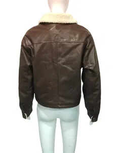 Vista trasera de una chaqueta de cuero marrón de estilo vintage con cuello de lana blanca
