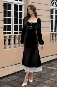 Elegante abito midi in velluto nero stile Hepburn con pizzo bianco sul bordo