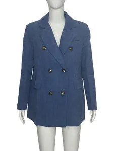 Détail de face d'un blazer bleu en velours côtelé à double boutonnage
