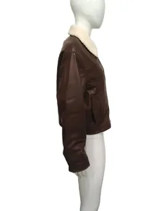 Vista lateral de una chaqueta biker de cuero sintético marrón con cuello de borrego blanco