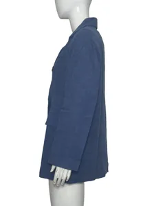 Vue latérale d'un blazer en velours côtelé bleu sur un mannequin avec une coupe ample