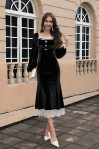 Elegante abito midi in velluto nero stile Hepburn con pizzo bianco e scollo quadrato
