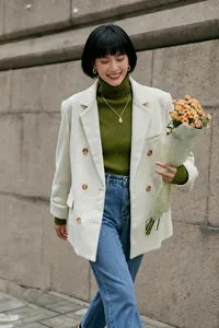 Style de rue chic d'un blazer en velours côtelé blanc haut de gamme pour femmes, coupe décontractée