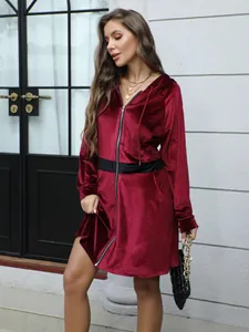 Vestido de terciopelo burdeos con capucha, cremallera, detalle negro en la cintura y manga larga
