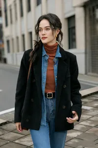 Blazer chic en velours côtelé noir pour femme porté sur chemise en jean et col roulé