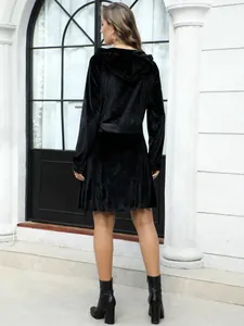 Elegante vestido ajustado de terciopelo negro con capucha y manga larga para mujer
