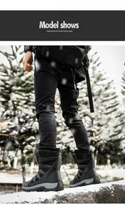 Vue détaillée de bottes de neige tactiques montantes pour hommes dans une forêt enneigée