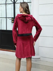 Elegante vestido de terciopelo dorado burdeos con capucha, orejas de gato y detalles