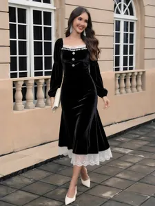 Elegante abito francese in velluto nero stile Audrey Hepburn con pizzo e vestibilità slim