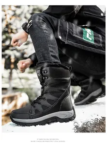 Vue détaillée de bottes de neige tactiques noires doublées polaire dans un paysage enneigé
