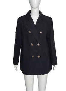 Vue de face d'un blazer croisé en velours côtelé noir pour femme sur un mannequin